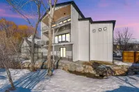 Creekside Cabin: Redlight, Yoga Studio, Sauna, & Cold Plunge; 10-min to skiing - 4-Star