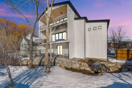 Creekside Cabin: Redlight, Yoga Studio, Sauna, & Cold Plunge; 10-min to skiing