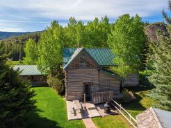 Charming log house in Snowmass with all the amenities.