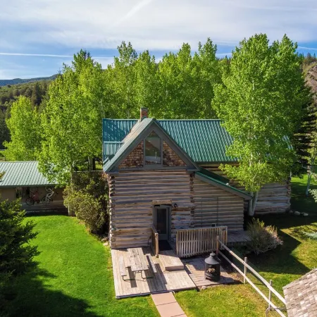 Charming log house in Snowmass with all the amenities.