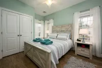 Sunkissed Cottage, Resort Amenities, Heated Pools, Club House, Close to Beaches