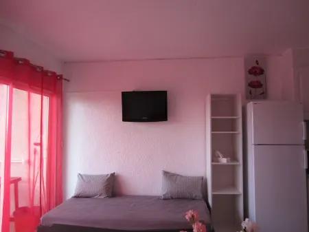 CLOSE TO THE BEACH for 2 or couple with young children Отели в г. Пор-ла-Нувель