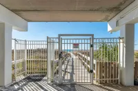Close to 30A, Close to Pier Park - 2 Bed/2.5 Bath on Beach ~Renovated~