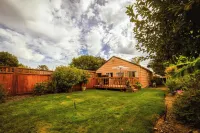 Dundee Garden Cottage: Dog-Friendly Extended Stay Rental, Walkable to Town!