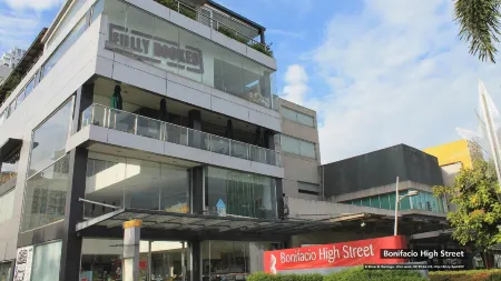 IHotel Uptown BGC Отели рядом с достопримечательностью «Эндеран Колледжес»