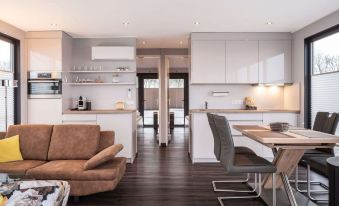 Houseboat with Stunning Views