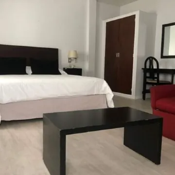 Hotel la Perla Отели рядом с достопримечательностью «Железнодорожный вокзал Онсе»