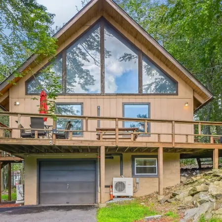 Poconos Chalet Newly Renovated, Great Location 3 Bedroom Home by RedAwning