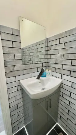 Guest & Rest Hotel Отели рядом с достопримечательностью «Университет Западного Лондона»