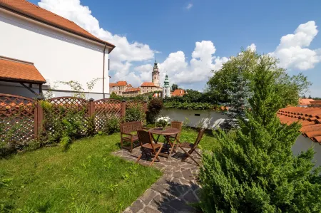 Vila Krumlov Отели рядом с достопримечательностью «Plague Column»