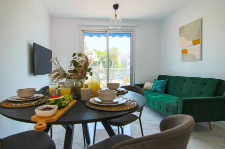 Phaedrus Living: Seaside Luxury Flat Athina 21 Отели рядом с достопримечательностью «Царские гробницы»