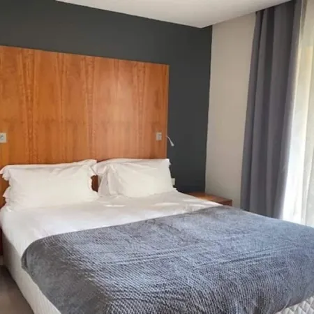 Hotel Au Bon Coin du Lac Отели в г. Мимизан