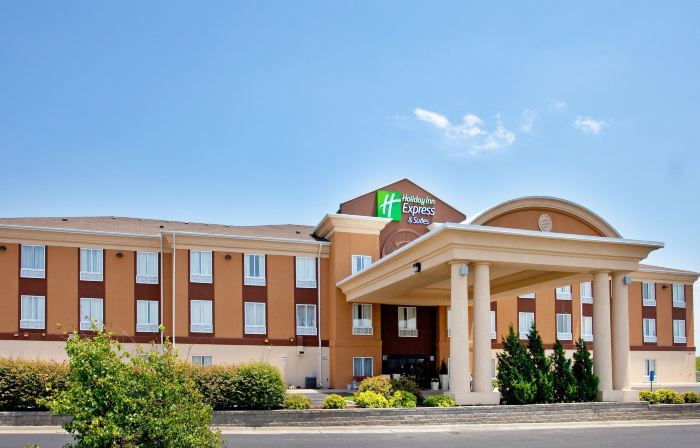 Holiday Inn Express & Suites Lawrence by IHG