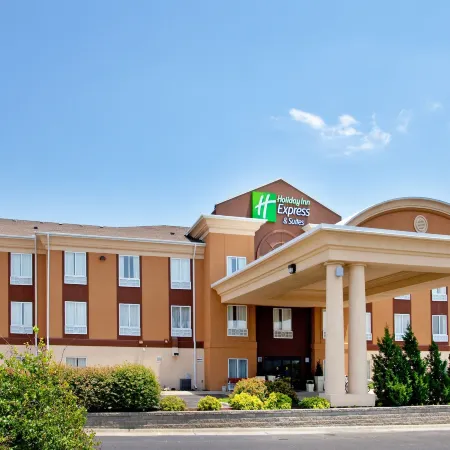 Holiday Inn Express & Suites Lawrence by IHG