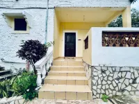 Lovely 5-Bed Room House with a Swimming Pool