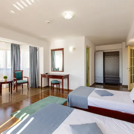 Lira Pacific Aparthotel Отели в г. Констанца