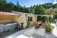 Les Gargoulettes Hotels in Mallemort