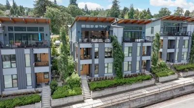 4Bed / 3 Bath Modern, high-end townhome, river view, 1 block to downtown
