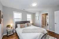 Backyard Fire-Pit, Modern, Roomy, 7 Min Downtown Hotel dekat Virginia Commonwealth University