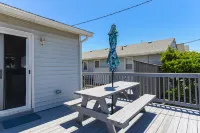 Charming Getaway with Beach Access and Cozy Comforts - Delightful Retreat