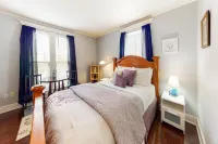 Ground-floor duplex with WiFi, gas fireplace, & W/D - walk to river and downtown 벅스포트 호텔
