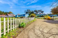 Comfortable & Inviting Cottage w/ an Enclosed Yard, and WiFi