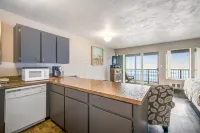 Convenient oceanfront studio condo with ocean view and seasonal pool Hotels in Newport