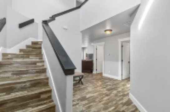 Stylish Mountain Retreat with Hot Tub - Inviting and Comfortable