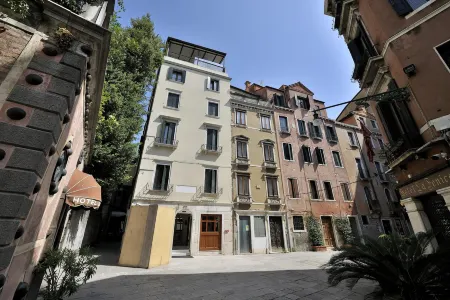 Al Theatro Palace Отели в г. Венеция