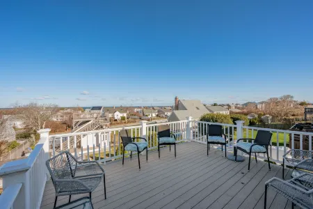 Charming Cape Cod Retreat with Bay Views - Inviting Coastal Escape Отели рядом с достопримечательностью «Dexter Grist Mill»