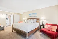 Hot Tub and Private Decks Amidst Nature's Beauty - Charming Retreat Hotels in Niangua Township