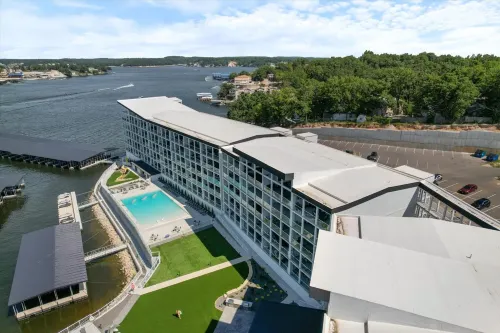 Stunning Views and Two Community Pools - Charming Lakeside Haven 歐塞奇灣泳灘住宿飯店