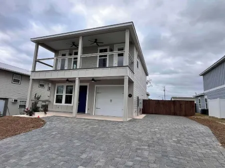 Bubbles Up! Spacious 4-bedroom house with in-ground pool in Panama City Beach.