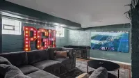 NEW! Stunning 5bdr game+movie room, VIEW, Parking!