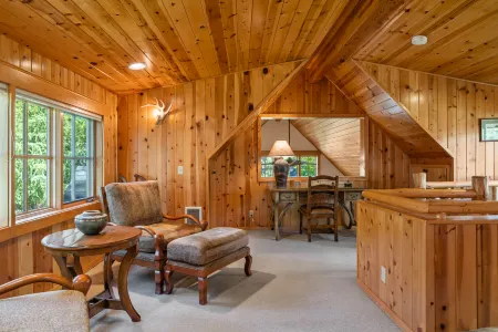 Breathtaking River Views and Gourmet Kitchen - Serene Rustic Retreat Отели в г. Кэмп Шерман