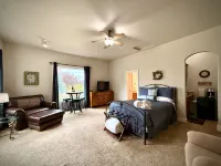 Scenic Views and Inviting Firepit - Charming Cozy Retreat Hôtels à : Comte de Baker