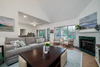 Charming Retreat with Lagoon Views and Outdoor Deck - Cozy Escape