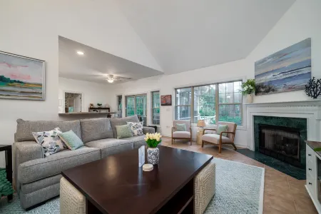 Charming Retreat with Lagoon Views and Outdoor Deck - Cozy Escape