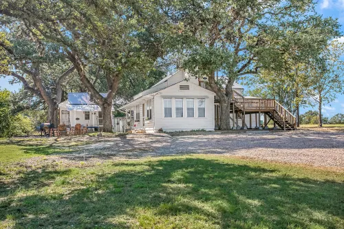 Wine Cellar, Mini Kitchen and Fire Pit Enjoyment - Charming Rustic Loft Hotels in Stonewall