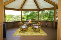 Lakefront Pool, Gazebo and Cozy Fire Pit - Stunning Lakeside Haven Hotels in Pinellas County