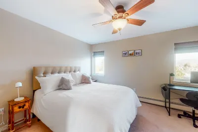 Sunny, Second-Story Condo with a Mountain View, Gas Fireplace, & Free WiFi Hôtels à : Frisco