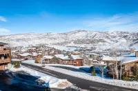 Stunning Views and Cozy Gas Fireplace - Elegant Mountain Retreat