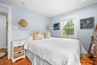 Marsh View and Outdoor Living Area - Charming Cottage Escape 차탐 호텔