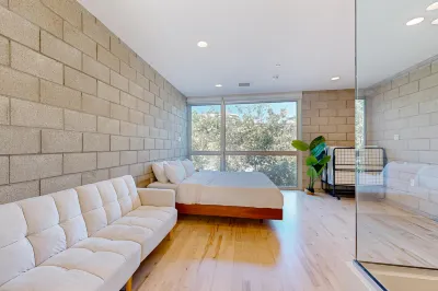 Modern Loft-Style Townhouse in Los Angeles Hotel dekat Millennium Dance Complex
