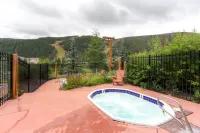 Cozy Condo with Outdoor Hot Tubs and Scenic Views - Charming Mountain Retreat