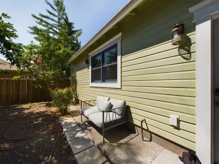 Cozy Living with Full Kitchen and Laundry - Charming Historical Retreat Отели в г. Олбани