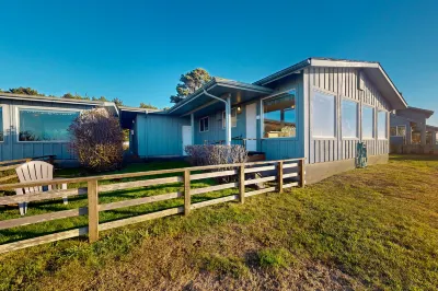 Dog-friendly cottage on the bluff with unobstructed ocean views
