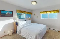 Dog-friendly cottage on the bluff with unobstructed ocean views