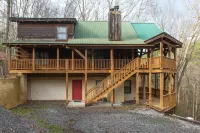 Beautiful custom cabin on private lake w/ foosball, hot tub, & fireplace Hotels in Blount County
