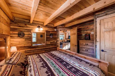 Waterfront cabin with bridge, private hot tub, & WiFi - near National Forest 사우스포크 호텔